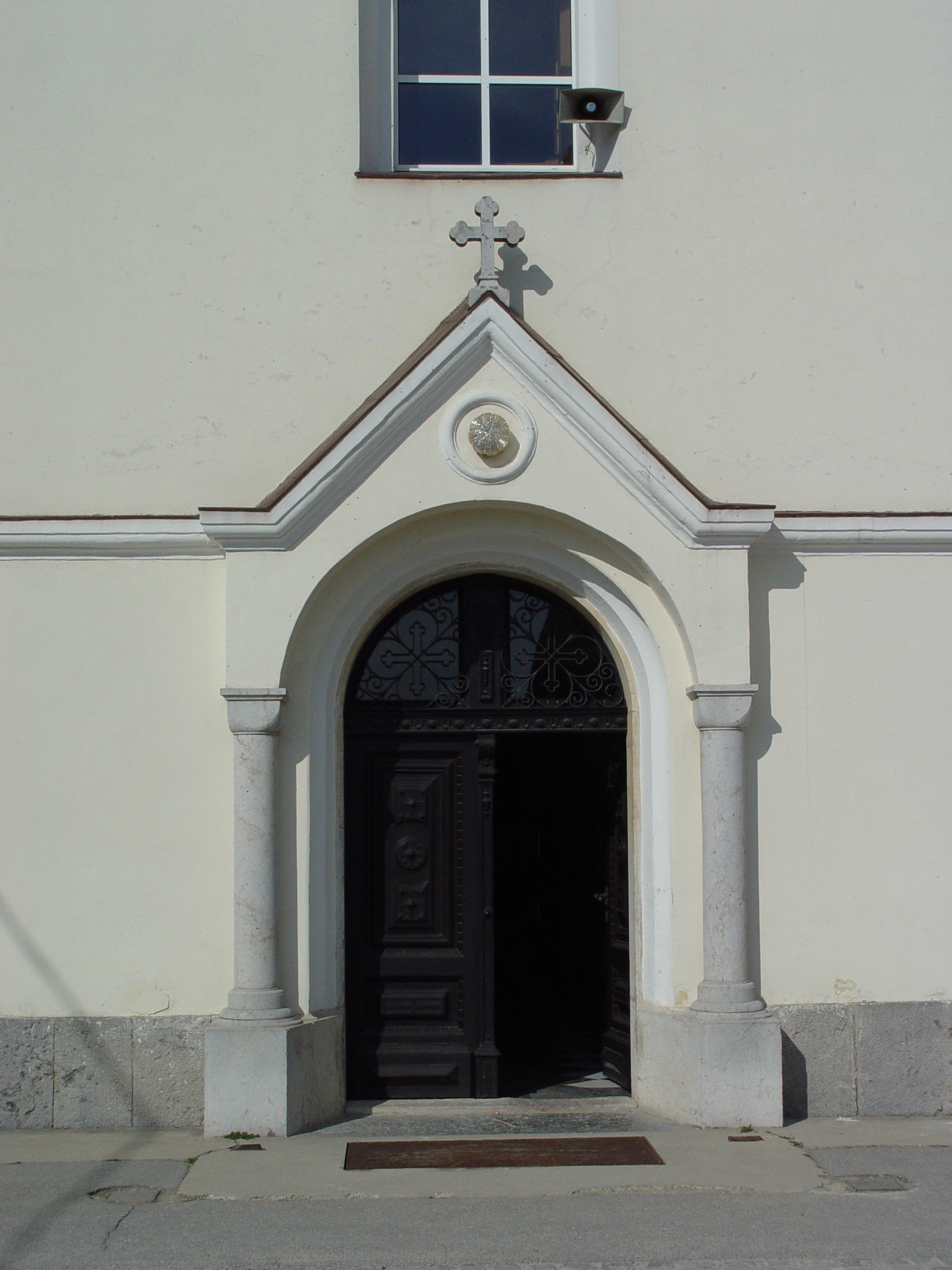 Vhod v cerkev s pravilno oblikovanim križem.